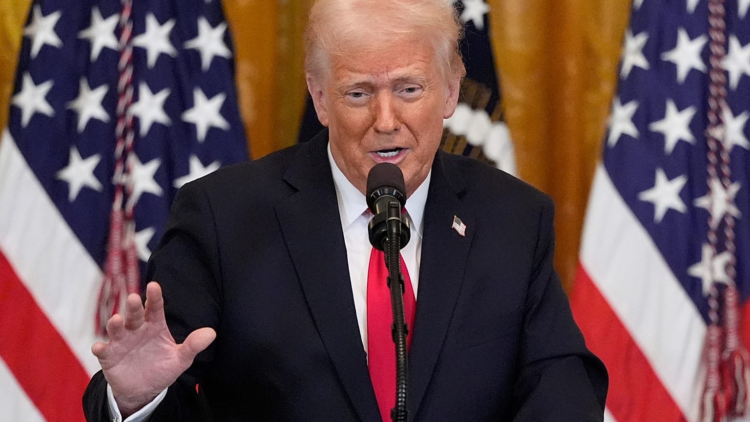 Donald Trump parla a un ricevimento per celebrare il Mese della Storia della Donna nella East Room della Casa Bianca, mercoledì 26 marzo 2025, a Washington. 
