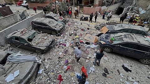 Des habitants se rassemblent autour de voitures endommagées sur le site où une frappe israélienne a touché un bâtiment à Dahiyeh, à Beyrouth, au Liban, le 1er avril 2025