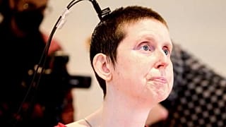 Cette photo fournie par des chercheurs de l'UCSF et de l'UC Berkeley montre Ann, une participante à une étude sur les neuroprothèses vocales, en Californie en 2023.