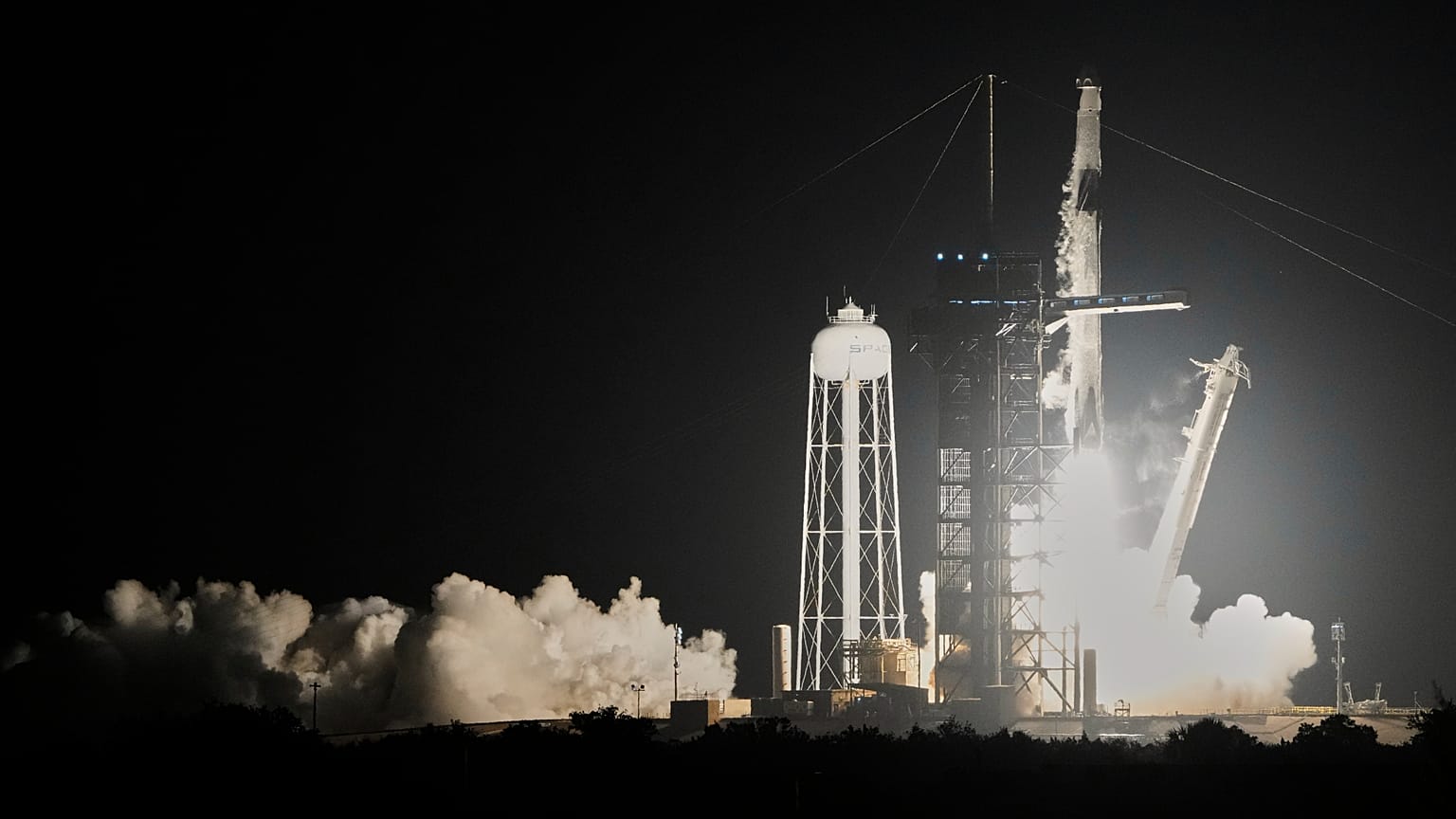 Un cohete Falcon 9 de SpaceX con una tripulación comercial de cuatro personas despega de la plataforma 39A del Centro Espacial Kennedy en Cabo Cañaveral, Florida, el lunes 31 de marzo de 2025.