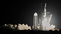 Eine SpaceX Falcon 9 Rakete mit einer vierköpfigen kommerziellen Crew hebt am Montag, 31. März 2025, von der Rampe 39A des Kennedy Space Centers in Cape Canaveral, Florida, ab.