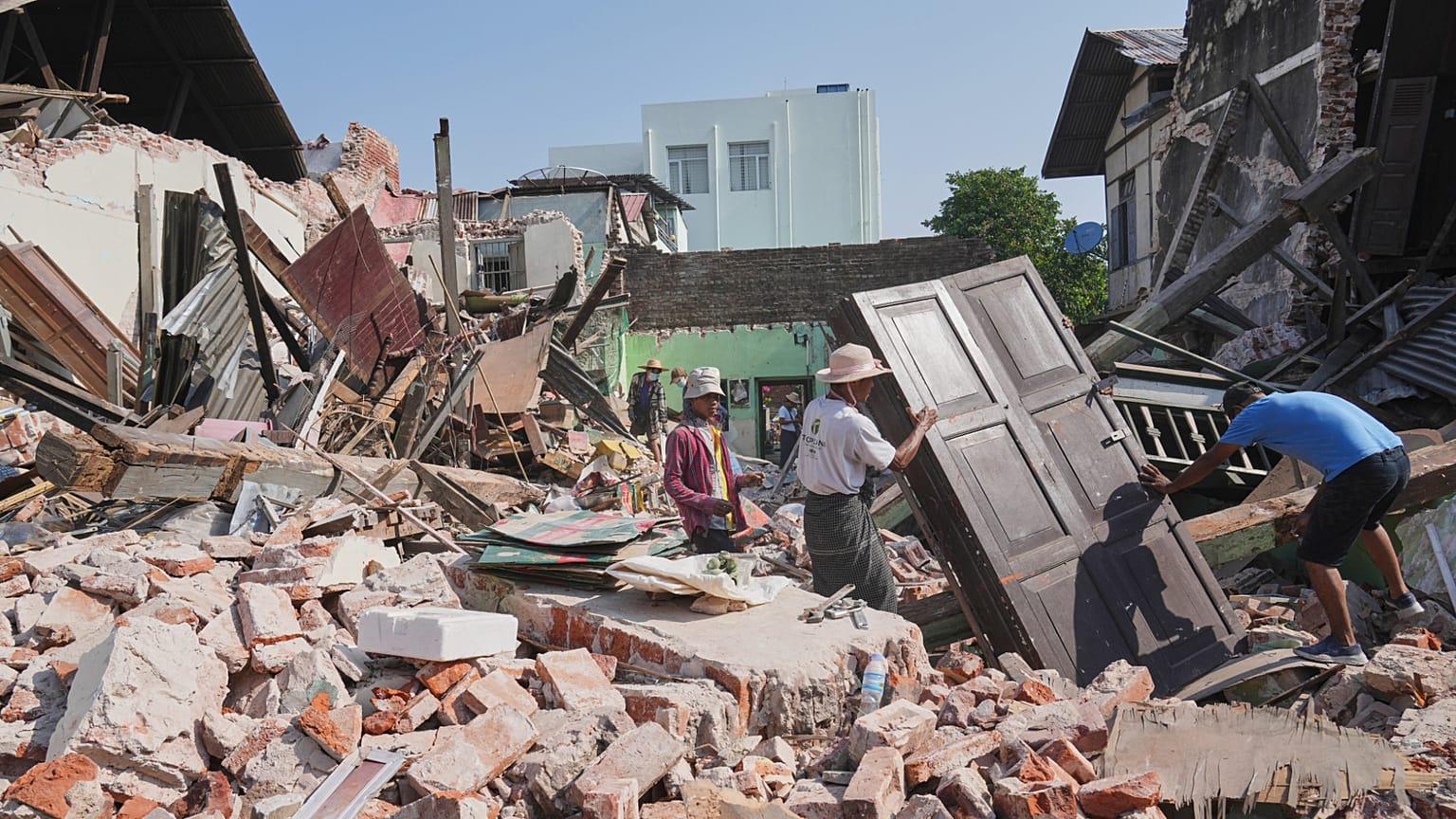 İnsanlar, 1 Nisan 2025 Salı günü Myanmar'ın Naypyitaw kentindeki Cuma günkü depremde zarar görmüş evlerinden ayrılırken eşyalarını taşıyor.