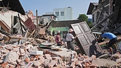 Menschen tragen ihre Habseligkeiten, während sie ihre von dem Erdbeben am Freitag in Naypyitaw, Myanmar, beschädigten Häuser verlassen, Dienstag, 1. April 2025.