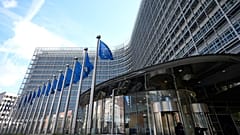 Flaggen der Europäischen Union wehen vor dem Gebäude der EU-Kommission in Brüssel, 25. März, 2024