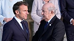 Fransa Cumhurbaşkanı Emmanuel Macron, Cezayir Cumhurbaşkanı Abdelmadjid Tebboune ile sohbet ederken diğer G7 Devlet Başkanları ile birlikte aile fotoğrafı çektiriyor, 14 Haziran 2024.