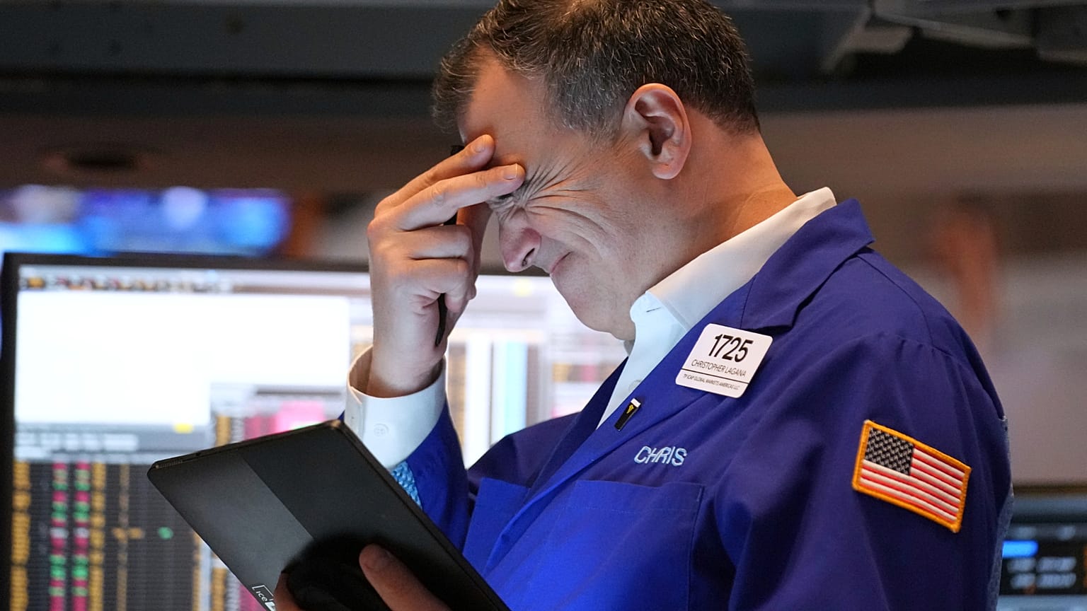 Una persona lavora al piano della Borsa di New York, lunedì 31 marzo 2025.
