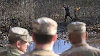 M88 Hercules der Armee, die in einem Sumpf in der Nähe eines Truppenübungsplatzes in der Nähe von Pabadre, Litauen, am Donnerstag, den 27. März 2025, unter mehrere Meter Wasser getaucht ist.
