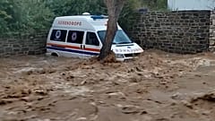 SCREENSHOT - Flutwasser spült Autos nach sintflutartigen Regenfällen auf der Insel Paros