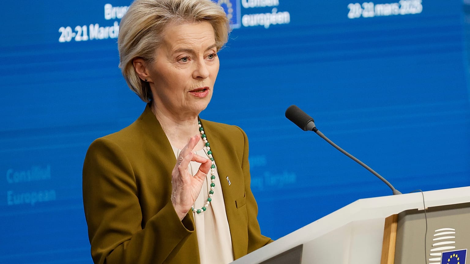 Przewodnicząca Komisji Europejskiej Ursula von der Leyen przemawia na konferencji prasowej po zakończeniu szczytu UE w Brukseli
