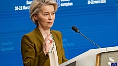 Przewodnicząca Komisji Europejskiej Ursula von der Leyen przemawia na konferencji prasowej po zakończeniu szczytu UE w Brukseli