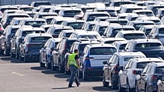 Deutsche Neuwagen in einem Logistikzentrum