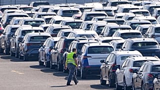 Os novos automóveis alemães são armazenados num centro logístico