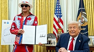 Kid Rock segura uma ordem executiva assinada relativa à venda de bilhetes depois de o Presidente Donald Trump a ter assinado na Sala Oval - 31 de março de 2025