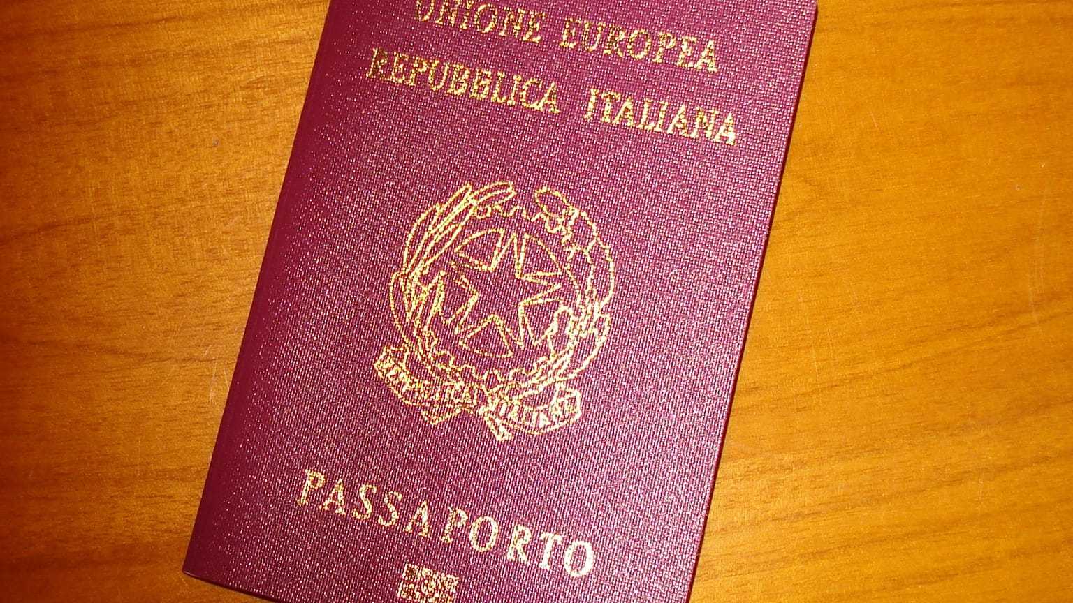 Imagen de un pasaporte italiano.