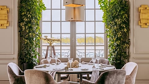 La salle à manger du restaurant deux étoiles L'Observatoire du Gabriel