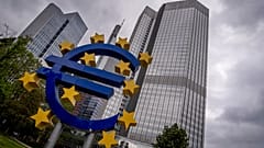 Die Euro-Skulptur steht vor dem ehemaligen Sitz der Europäischen Zentralbank (EZB) in Frankfurt, Deutschland, Dienstag, 23. Mai 2023.