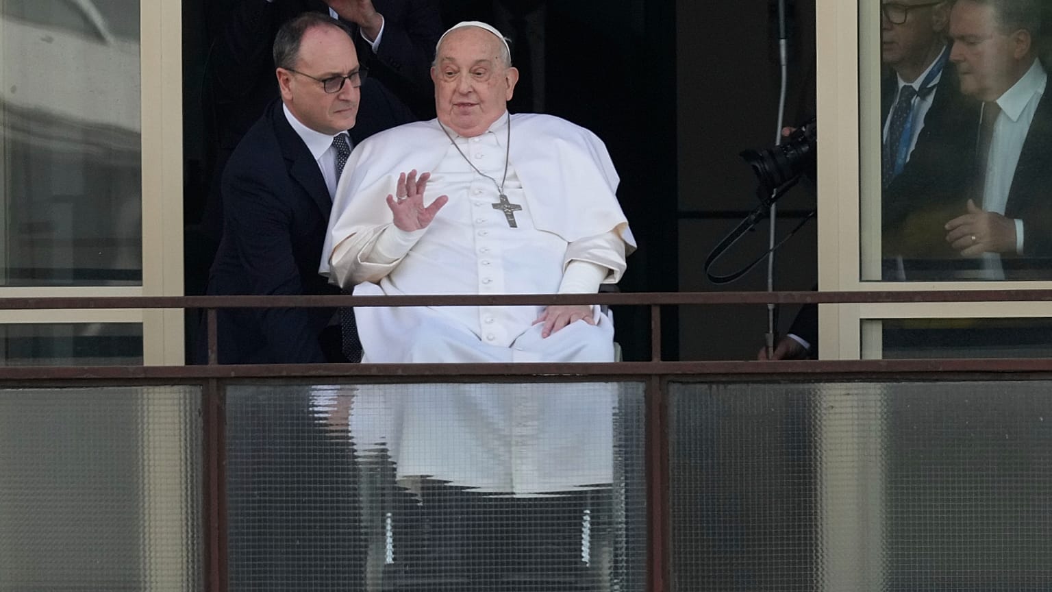 Papież Franciszek tuż przed wypisaniem ze szpitala Gemelli, Rzym, 23 marca 2025 r.