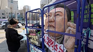 Jun Szogjolt csúfoló installáció Szöulban