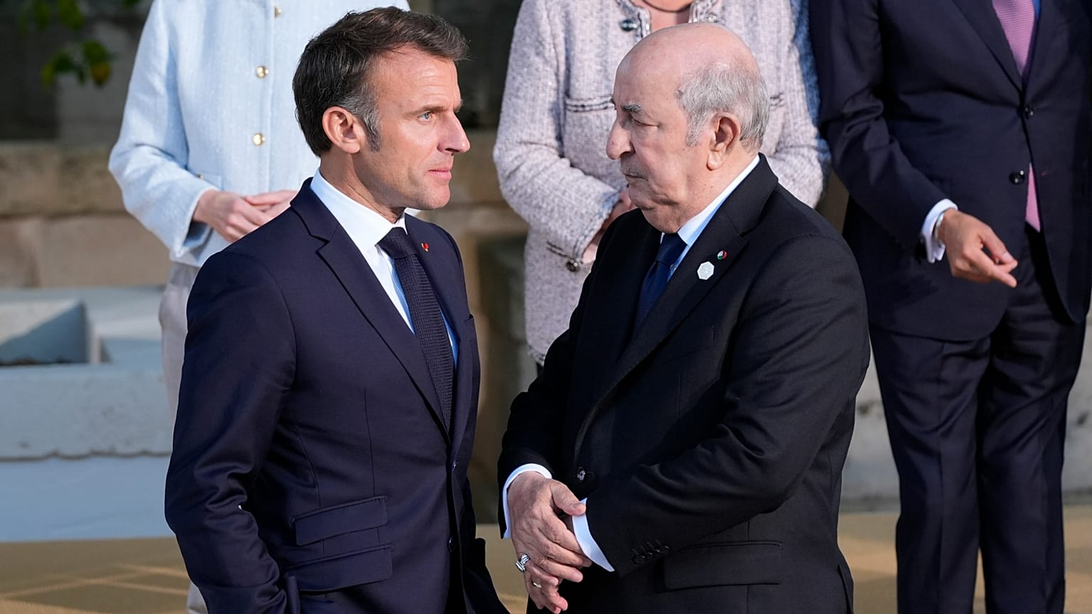 Эммануэль Макрон и Абдельмаджид Теббун на саммите G7 в пятницу, 14 июня 2024 года.