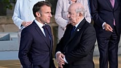 Эммануэль Макрон и Абдельмаджид Теббун на саммите G7 в пятницу, 14 июня 2024 года.
