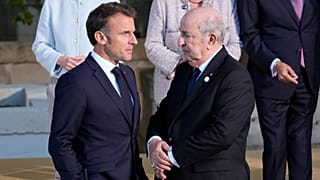 Эммануэль Макрон и Абдельмаджид Теббун на саммите G7 в пятницу, 14 июня 2024 года.