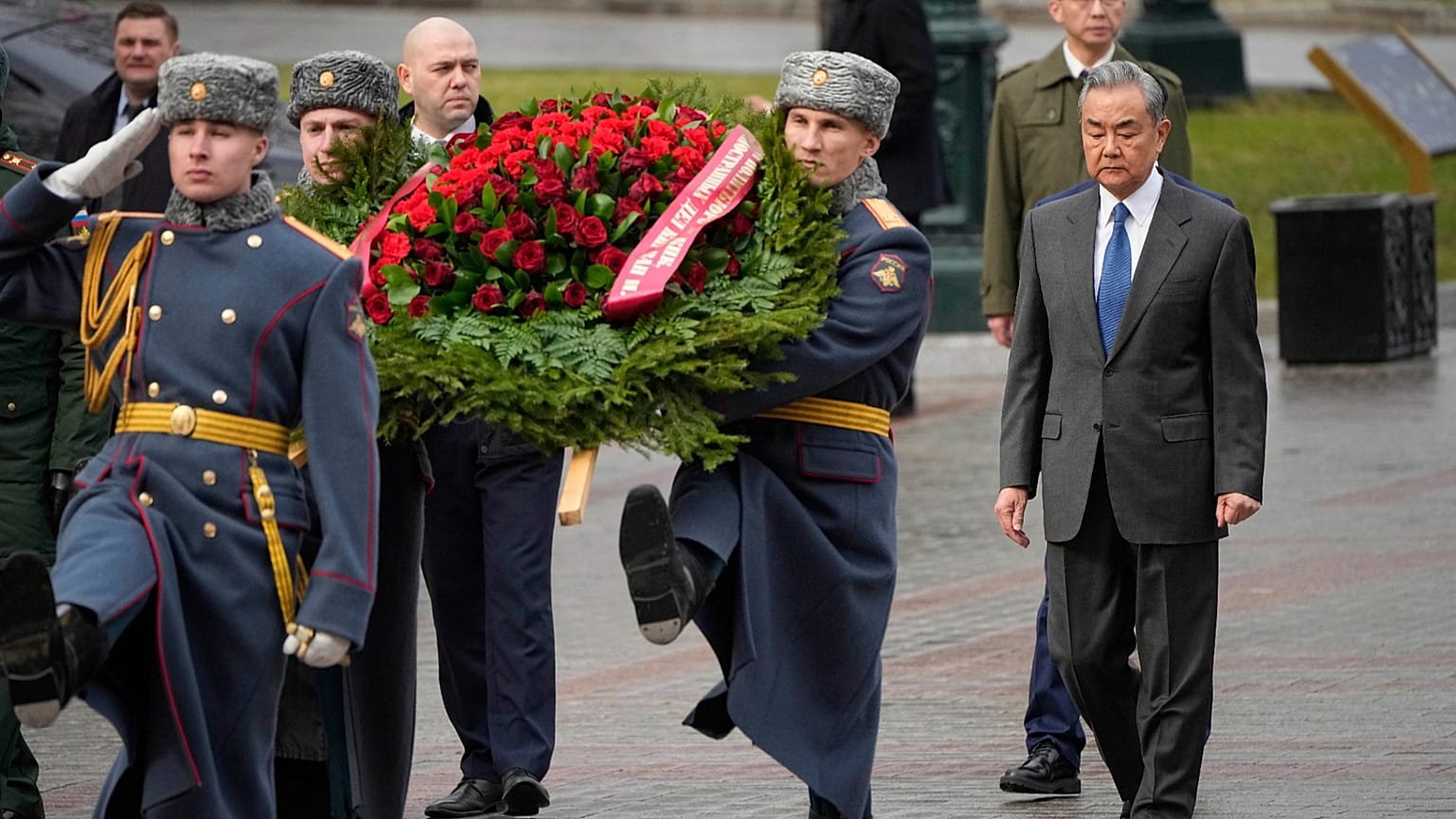 Chinas Außenminister Wang Yi bei der Kranzniederlegung am Grabmal des Unbekannten Soldaten an der Kremlmauer in Moskau