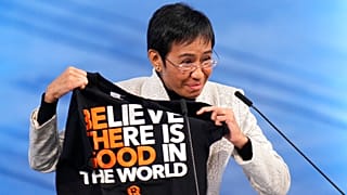 Friedensnobelpreisträgerin Maria Ressa hält ein T-Shirt hoch, während sie bei der Verleihung des Friedensnobelpreises am Freitag, den 10. Dezember 2021, in Oslo spricht.