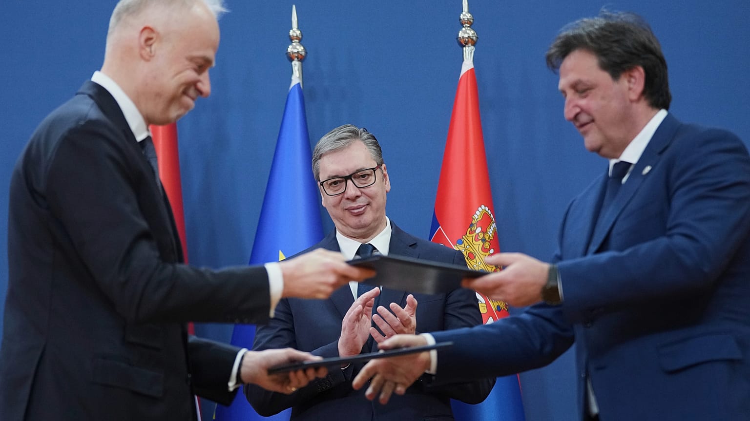 Aleksandar Vucic szerb elnök, előtte Szalay-Bobrovniczky Kristóf és szerb kollégája, Bratislav Gasic védelmi miniszterek