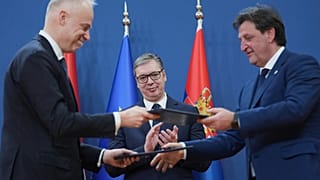 Aleksandar Vucic szerb elnök, előtte Szalay-Bobrovniczky Kristóf és szerb kollégája, Bratislav Gasic védelmi miniszterek