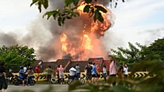Anwohner beobachten, wie ein kolossales Feuer aufgrund eines geplatzten Gasrohrs in Putra Heights im zentralen Bundesstaat Selangor, Malaysia, ausbricht, Dienstag, 1. April 2025.