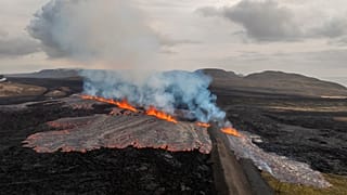 Ареальный вид на извержение вулкана в районе города Гриндавик на полуострове Рейкьянес, Исландия.