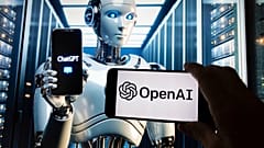 Το λογότυπο του OpenAI εμφανίζεται σε ένα κινητό τηλέφωνο με μια εικόνα στην οθόνη ενός υπολογιστή που παράγεται από το μοντέλο Dall-E text-to-image της ChatGPT, Παρασκευή, 8 Δεκεμβρίου 2023, στη Βοστώνη.
