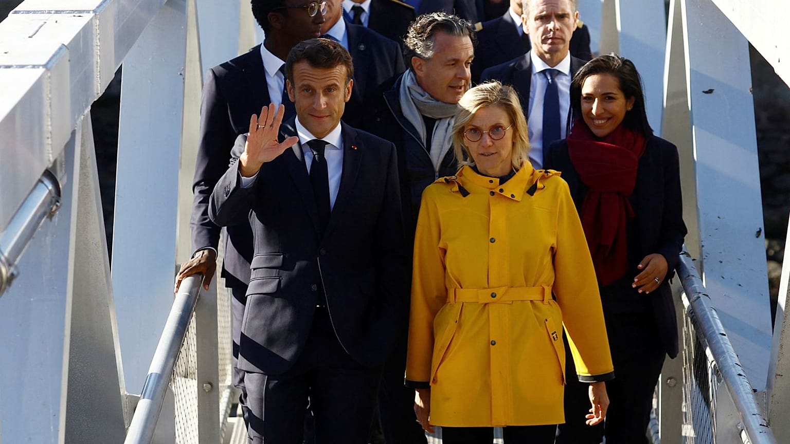 Emmanuel Macron marche avec la ministre française de la Transition énergétique Agnès Pannier-Runacher lors d'une visite du parc éolien offshore de Saint-Nazaire, septembre 2022.