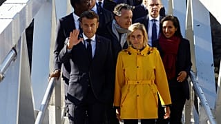 Emmanuel Macron marche avec la ministre française de la Transition énergétique Agnès Pannier-Runacher lors d'une visite du parc éolien offshore de Saint-Nazaire, septembre 2022.