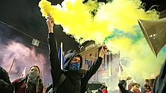 Demonstrant używający flar sygnalizacyjnych, protestuje w centrum Tbilisi w Gruzji, wzywając do uwolnienia więźniów politycznych i domagając się nowych wyborów, 31 marca 2025 roku.