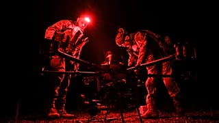 Militares ucranianos fixam uma bomba num drone de ataque Vampire, na linha da frente perto de Chasiv Yar, região de Donetsk, Ucrânia, segunda-feira, 31 de março de 2025,