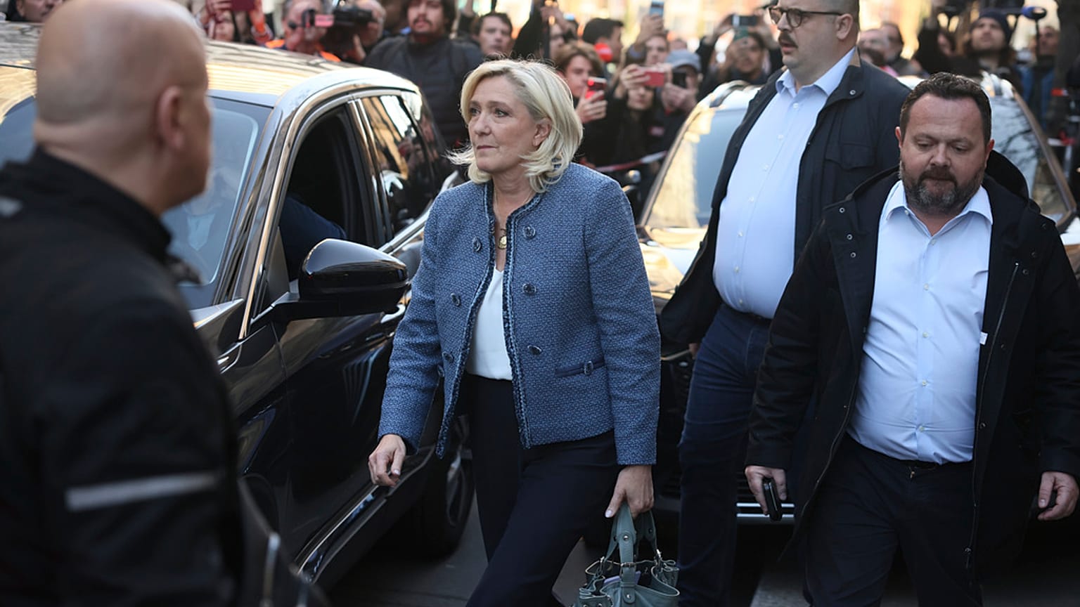 Fransa'nın aşırı sağcı lideri Marine Le Pen, Ulusal Birlik Partisi merkezinden ayrılıyor, Paris, 31 Mart 2025.