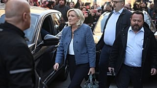 Fransa'nın aşırı sağcı lideri Marine Le Pen, Ulusal Birlik Partisi merkezinden ayrılıyor, Paris, 31 Mart 2025.
