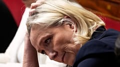 Die rechtsextreme französische Politikerin Marine Le Pen reagiert während einer Sitzung der Nationalversammlung in Paris, 1. April 2025