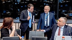 Uyum politikasından sorumlu Komisyon Başkan Yardımcısı Raffaele Fitto, Savunma Komiseri Andrius Kubilius ve Komisyon'un diğer iki üyesiyle görüşürken.