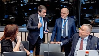 Uyum politikasından sorumlu Komisyon Başkan Yardımcısı Raffaele Fitto, Savunma Komiseri Andrius Kubilius ve Komisyon'un diğer iki üyesiyle görüşürken.