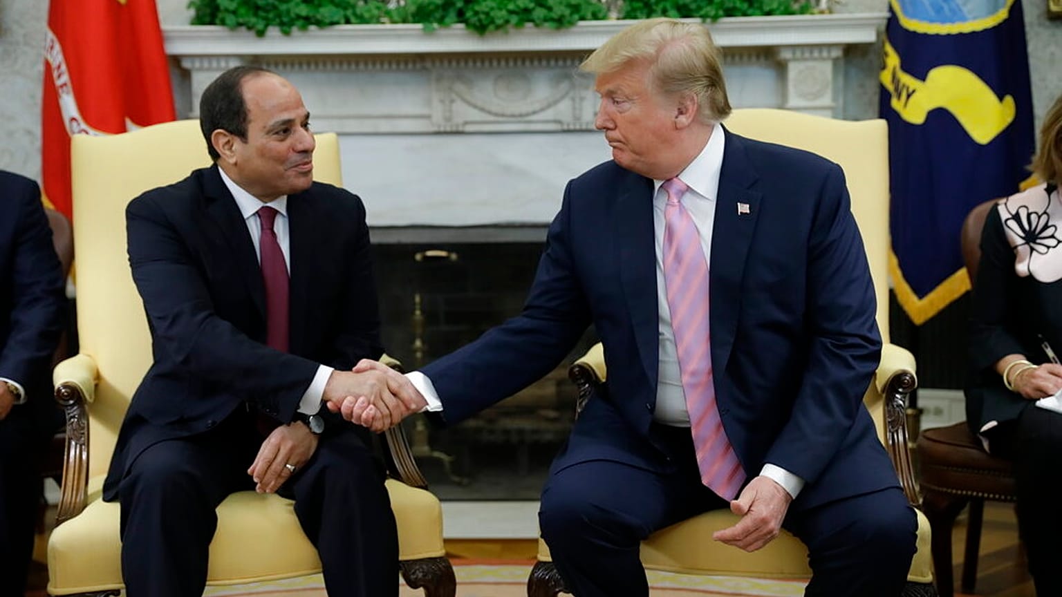 الرئيس الأمريكي دونالد ترامب خلال لقائه مع الرئيس المصري عبد الفتاح السيسي في المكتب البيضاوي بالبيت الأبيض، يوم الثلاثاء 9 نيسان/أبريل 2019، في واشنطن. 