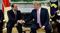 الرئيس الأمريكي دونالد ترامب خلال لقائه مع الرئيس المصري عبد الفتاح السيسي في المكتب البيضاوي بالبيت الأبيض، يوم الثلاثاء 9 نيسان/أبريل 2019، في واشنطن. 