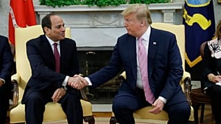 الرئيس الأمريكي دونالد ترامب خلال لقائه مع الرئيس المصري عبد الفتاح السيسي في المكتب البيضاوي بالبيت الأبيض، يوم الثلاثاء 9 نيسان/أبريل 2019، في واشنطن. 