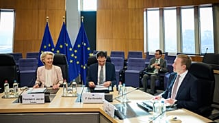 Ursula von der Leyen, presidenta de la Comisión, Peter Van Kemseke, miembro del Consejo de Ministros, y Oliver Zipse, Director General de BMW, en una reunión.