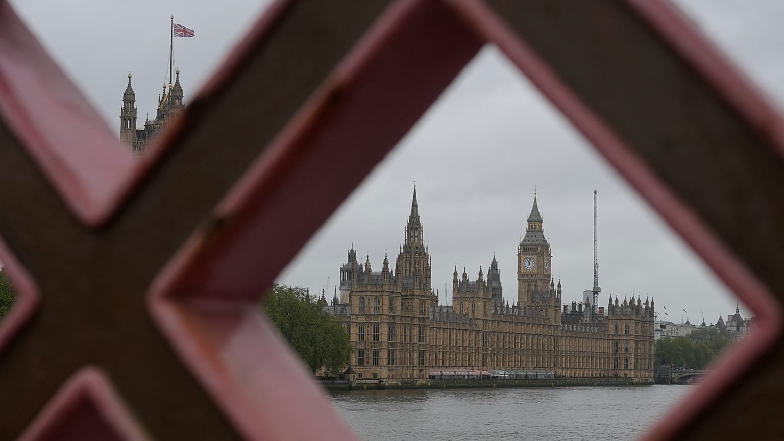 Vista das Casas do Parlamento do outro lado do rio Tamisa, em Londres, 3 de maio de 2024