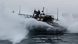 Ένα ουκρανικό στρατιωτικό σκάφος CB90 των στρατιωτικών ναυτικών δυνάμεων περιπολεί στην ακτογραμμή της Μαύρης Θάλασσας στην περιοχή της Οδησσού, Ουκρανία, στις 27 Μαρτίου 2025.