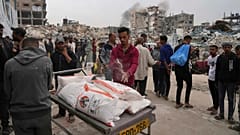 Palästinenser erhalten Säcke mit Mehl und anderen humanitären Hilfsgütern, die vom UNRWA, dem Hilfswerk der Vereinten Nationen für palästinensische Flüchtlinge, in Jabaliya im Gazastreifen verteilt werden, 1. April 2025.