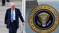 Präsident Donald Trump kommt in der Air Force One am Palm Beach International Airport in West Palm Beach, Florida, am Freitag, 28. März 2025, an. 