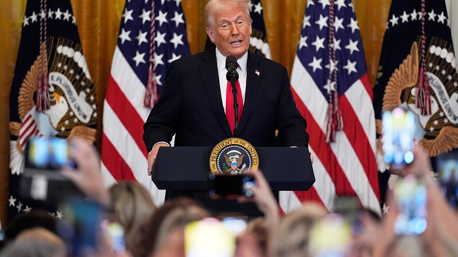 Il presidente Donald Trump a un ricevimento per celebrare il Mese della Storia delle Donne alla Casa Bianca (26 marzo 2025)